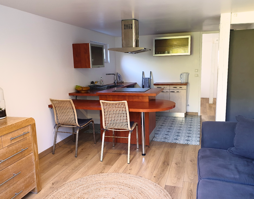 angle droit sur les détails du salon et de la cuisine de la maison Bambù.