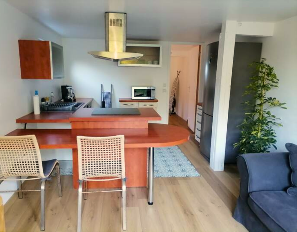 Cette image montre le salon et la cuisine de la maison Bambù du domaine Casa Pinya.