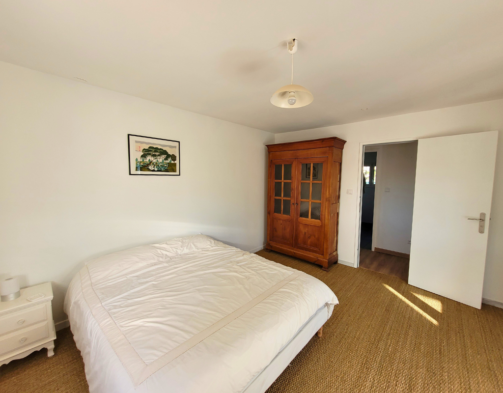 Un autre angle de la chambre parentale de la maison Caseta.