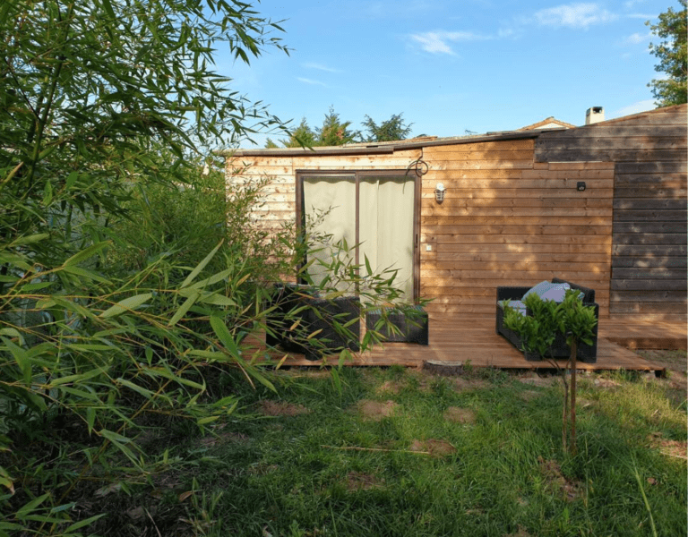 Cette photo montre l'extérieur de la Casa Bambù. Le jardin, les bambous et la terrasse.