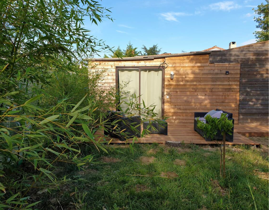 Cette photo montre l'extérieur de la Casa Bambù. Le jardin, les bambous et la terrasse.