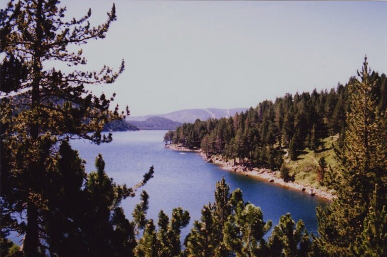 Image Lac Bouillouse, utilisée pour le tourisme, un endroit pour la randonnée en montagnes.